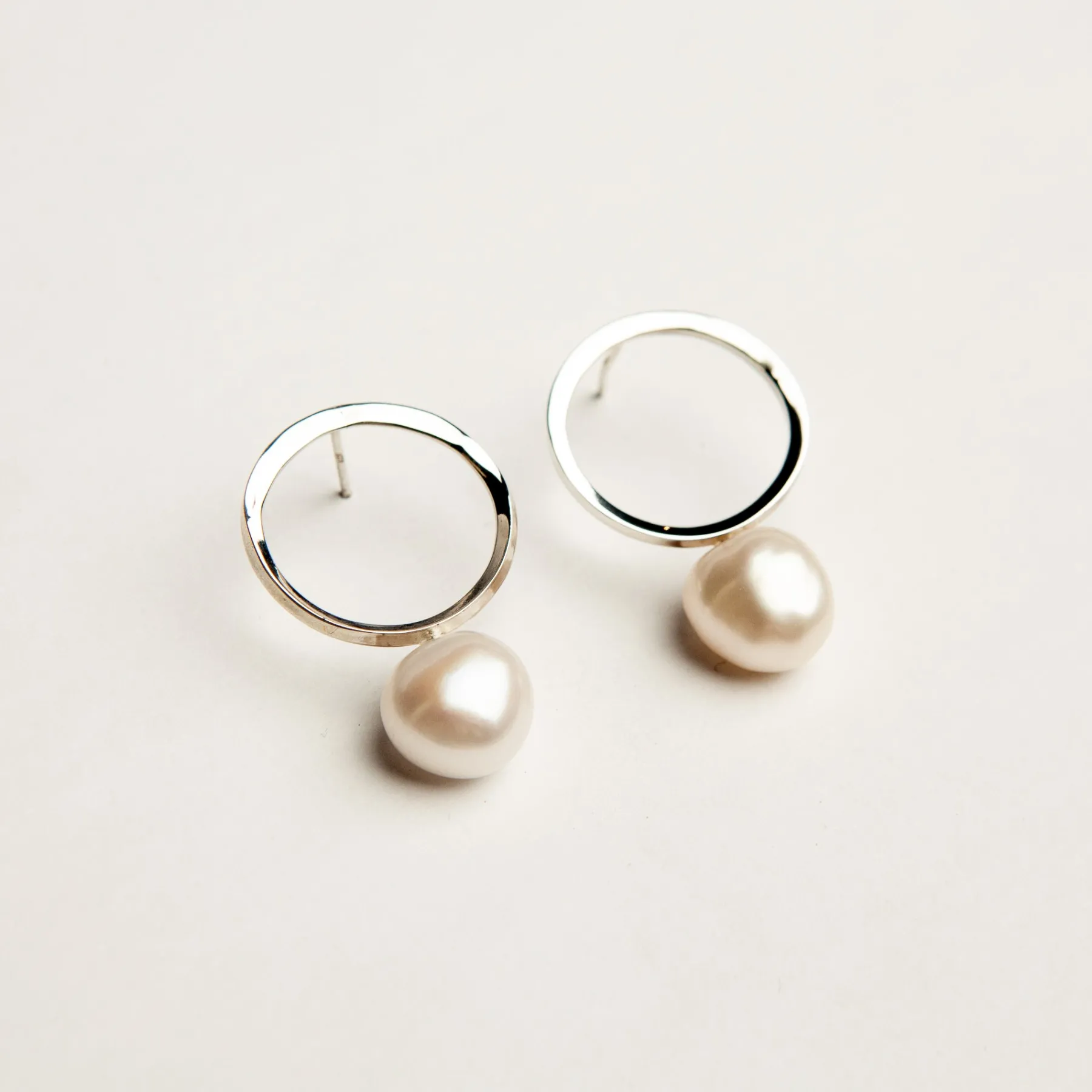 baroque_pearl_earrings_0.webp SarahBijoux Baroque Pearl Earrings