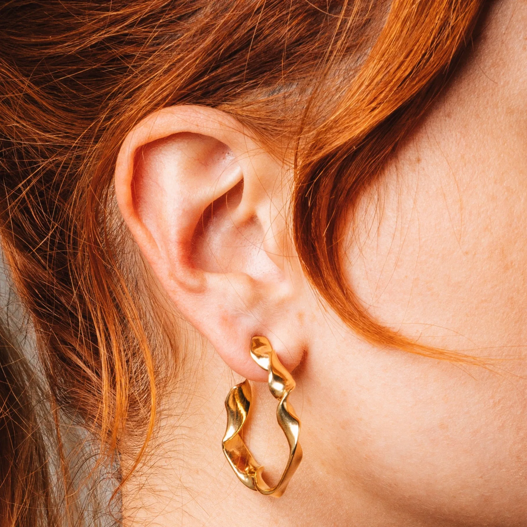 large_ribbon_gold_vermeil_hoops_1.webp SarahBijoux Large Ribbon Gold Vermeil Hoops