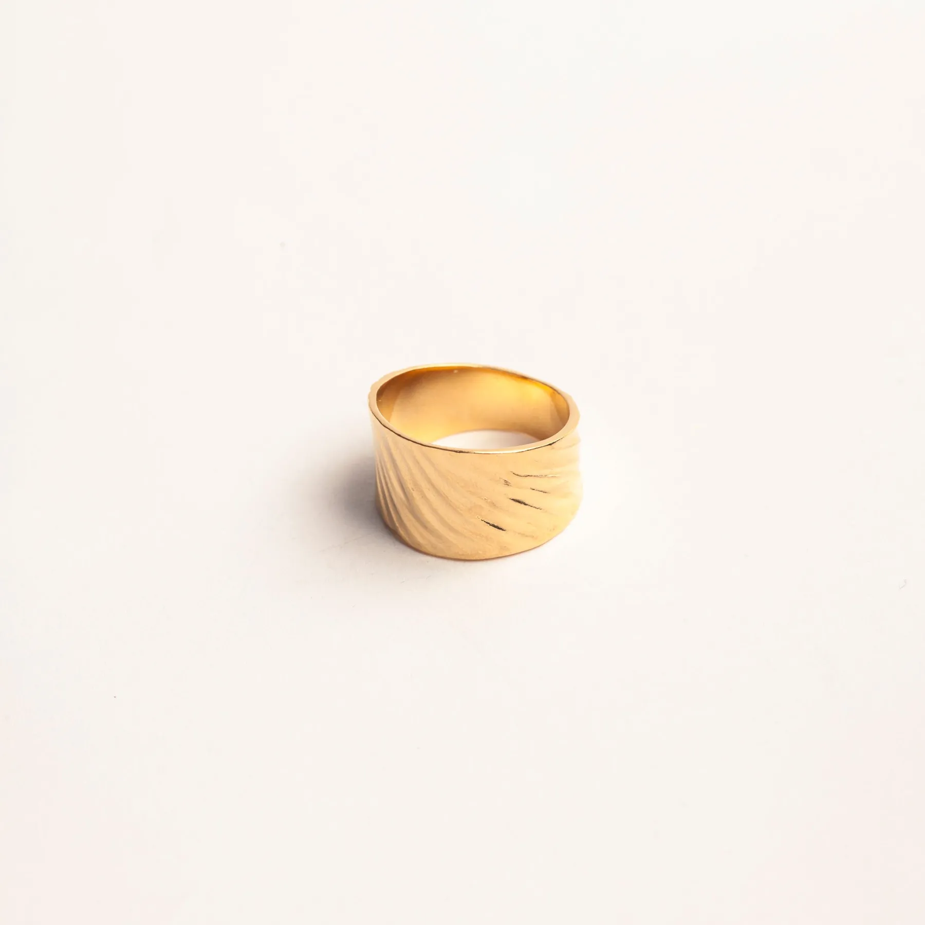 lava_gold_ring_0.webp SarahBijoux Lava Gold RIng