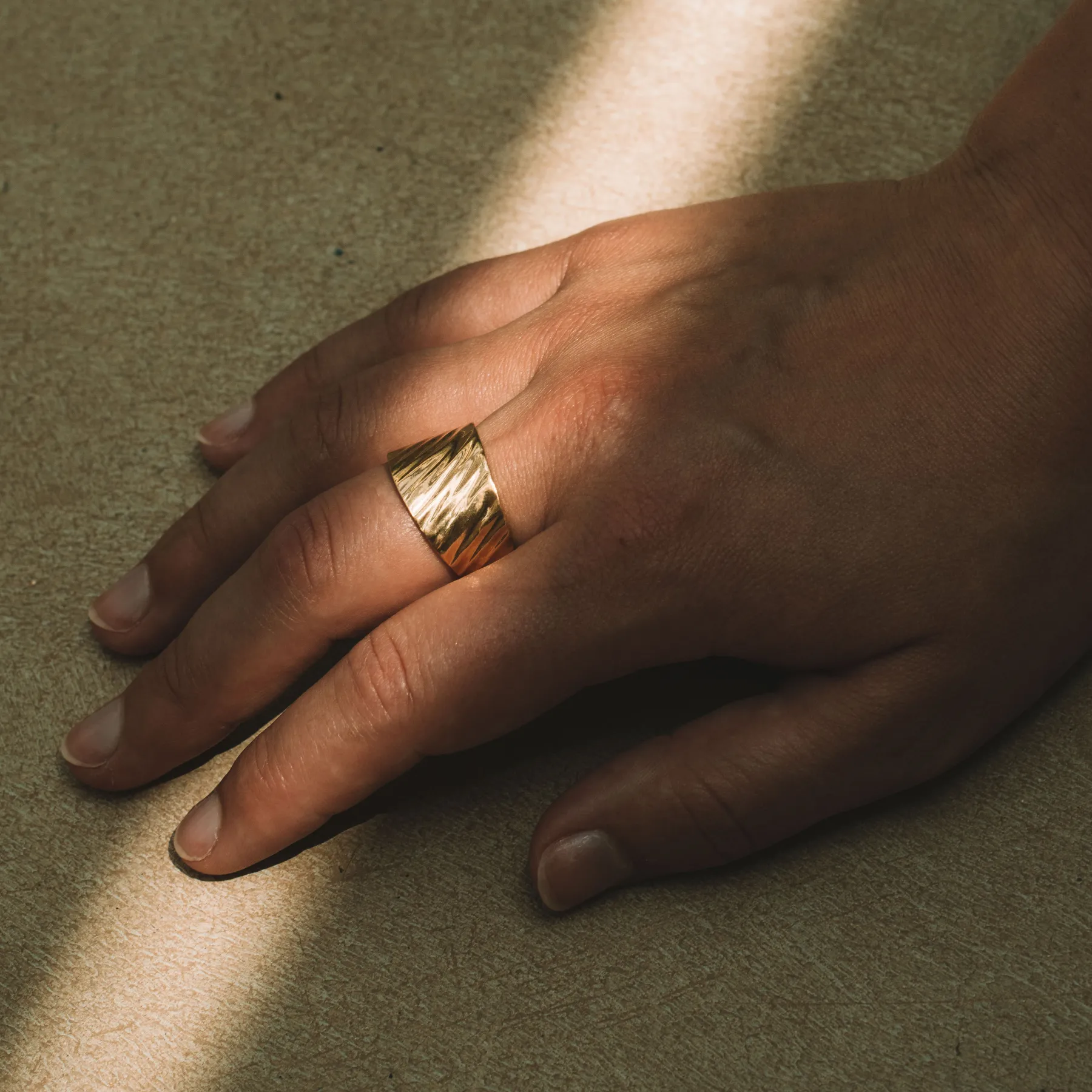 lava_gold_ring_1.webp SarahBijoux Lava Gold RIng