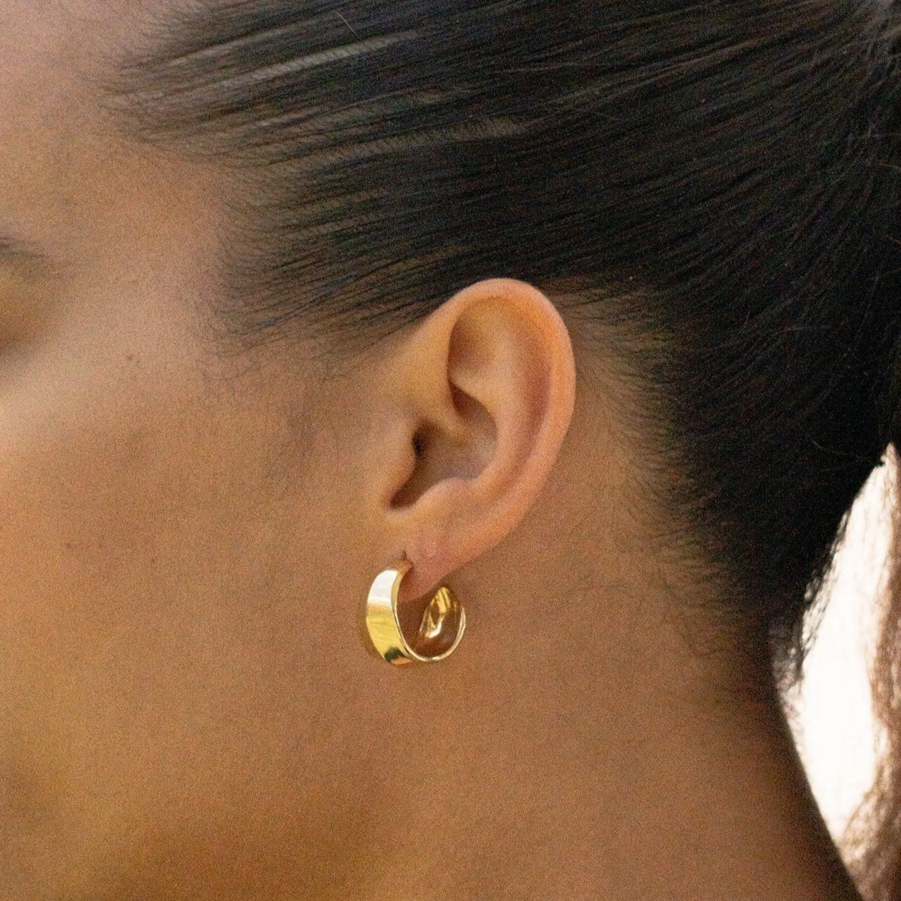 medium_dune_gold_vermeil_hoops_1.webp SarahBijoux Medium dune gold vermeil hoops
