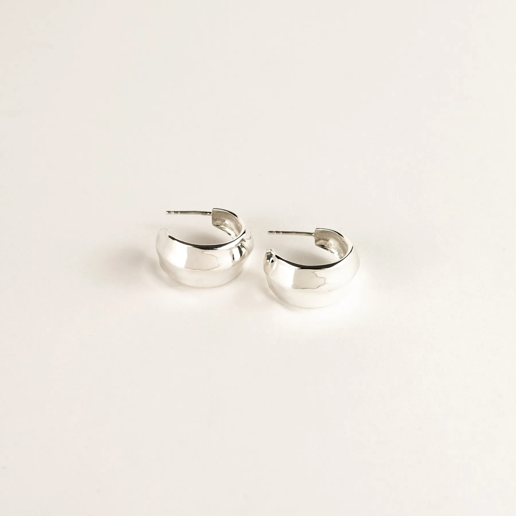 medium_dune_hoops_0.webp SarahBijoux Medium dune hoops