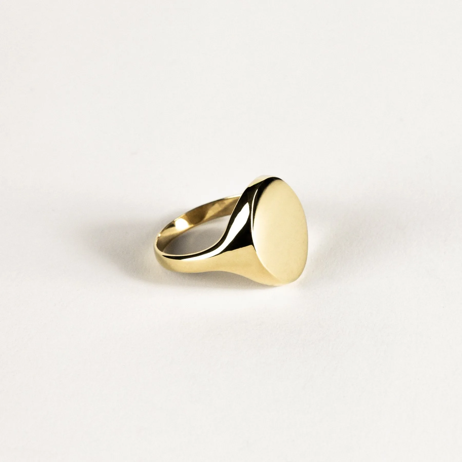 oval_gold_ring_0.webp SarahBijoux Oval Gold Ring