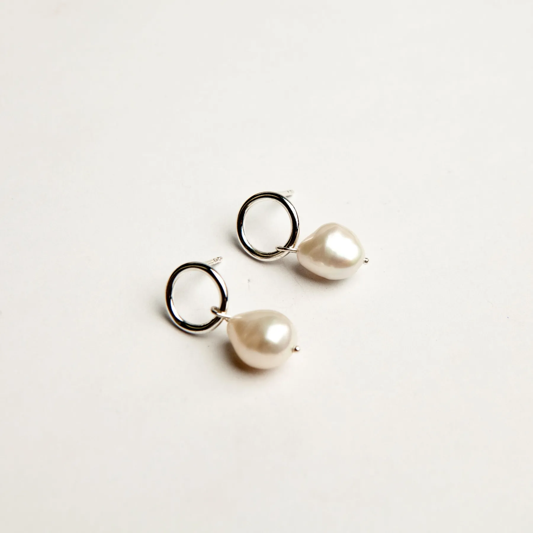 pearl_pendant_studs_0.webp SarahBijoux Pearl Pendant Studs