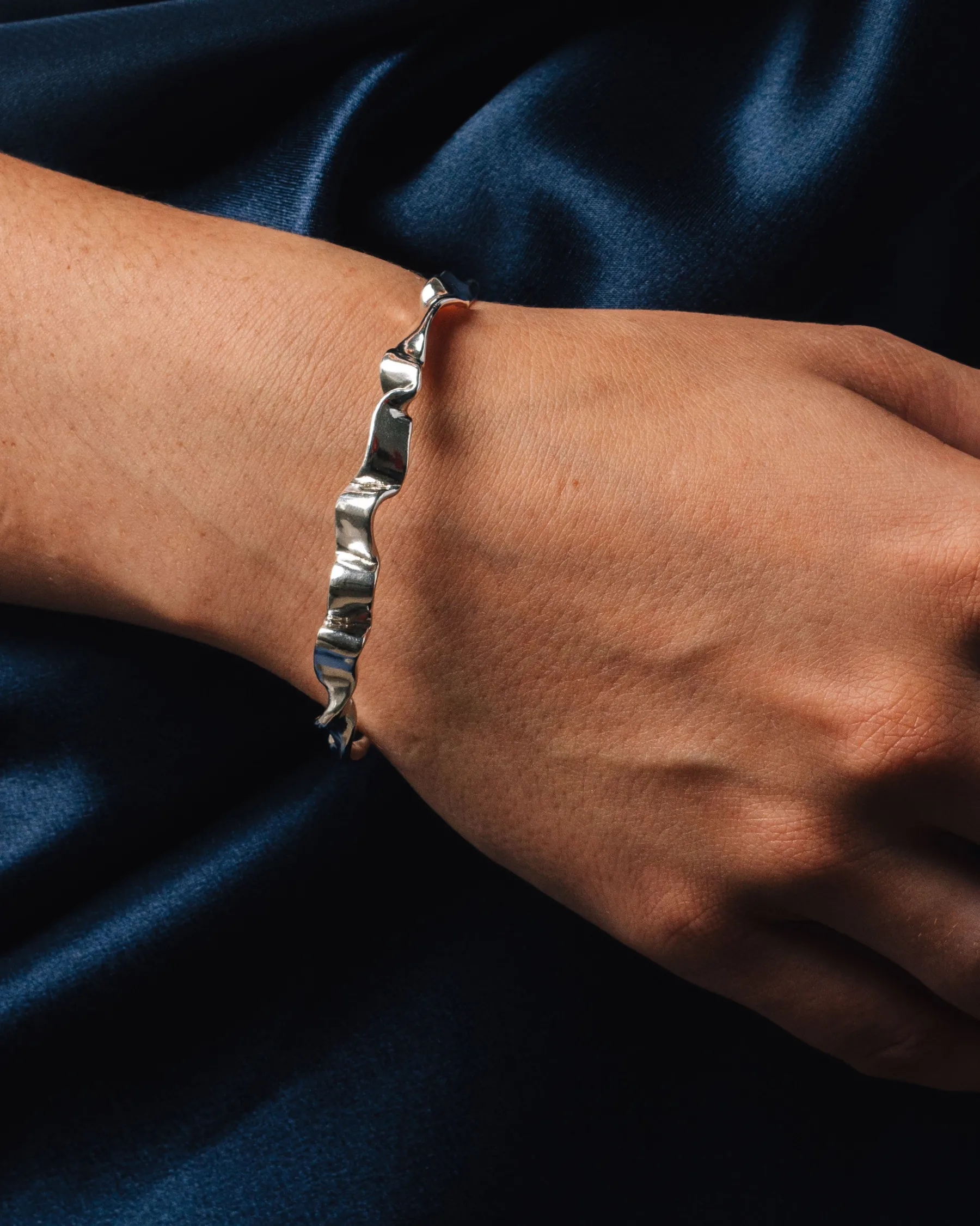 ribbon_bracelet_2.webp SarahBijoux Ribbon Bracelet
