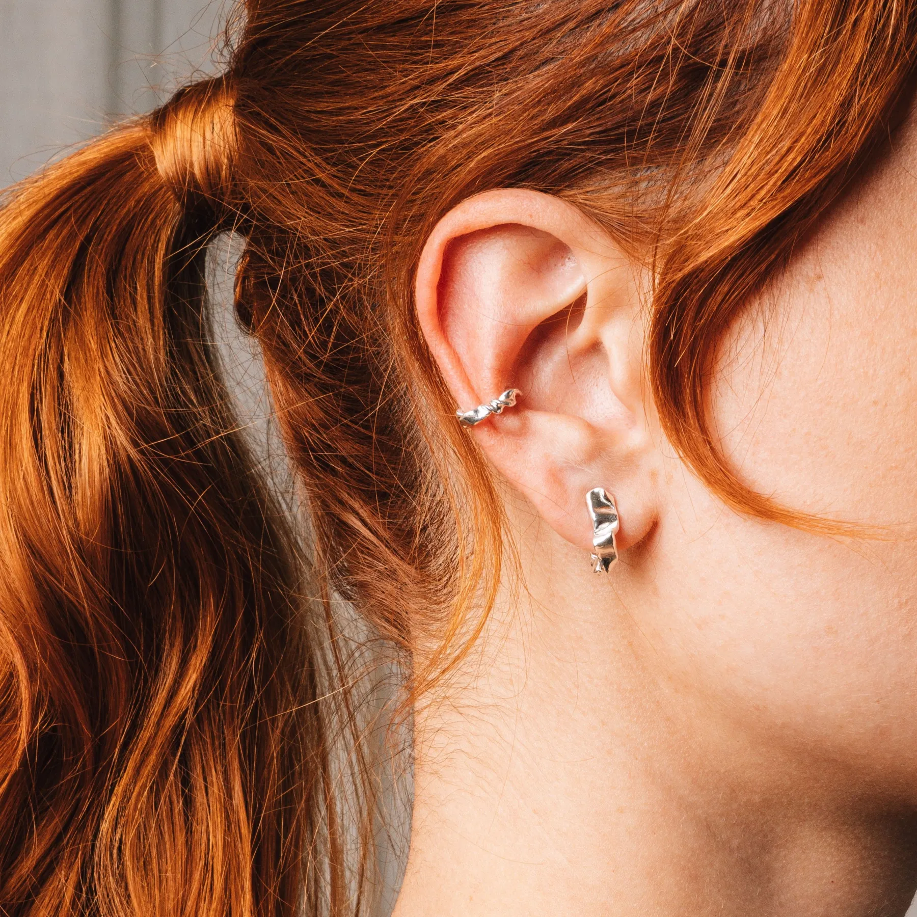 ribbon_ear_cuff_1.webp SarahBijoux Ribbon Ear Cuff