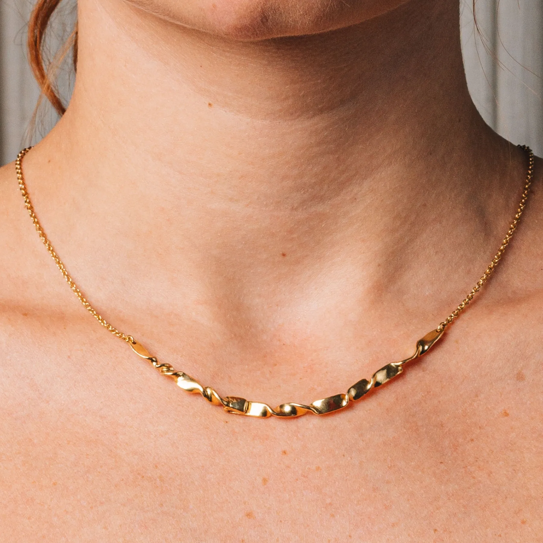 ribbon_gold_vermeil_necklace_1.webp SarahBijoux Ribbon Gold Vermeil Necklace