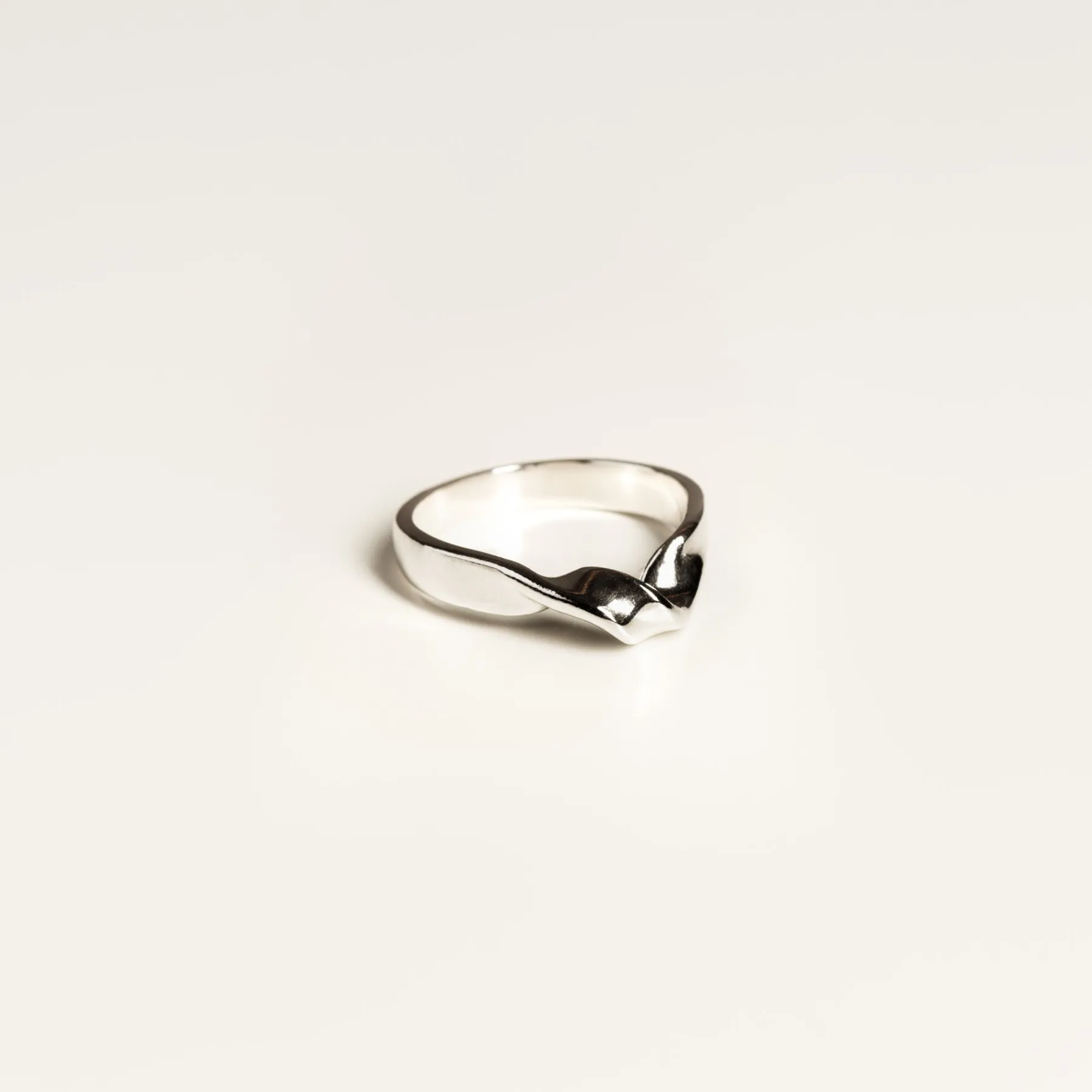 ribbon_ring_0.webp SarahBijoux Ribbon Ring