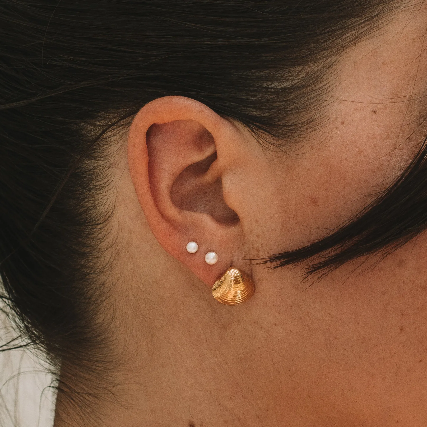 shell_gold_vermeil_studs_1.webp SarahBijoux Shell Gold Vermeil Studs